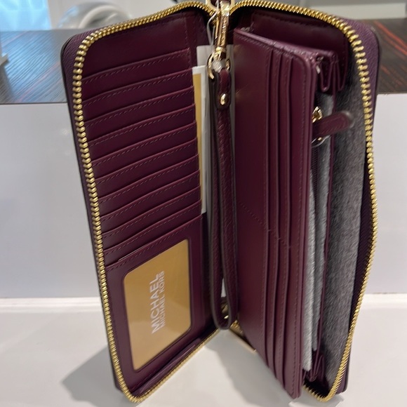 MICHAEL KORS LARGE TRAVEL CONTINENTAL WRISTLET WALLET PHONEHOLDER OXBLOOD - Picture 14 of 16
